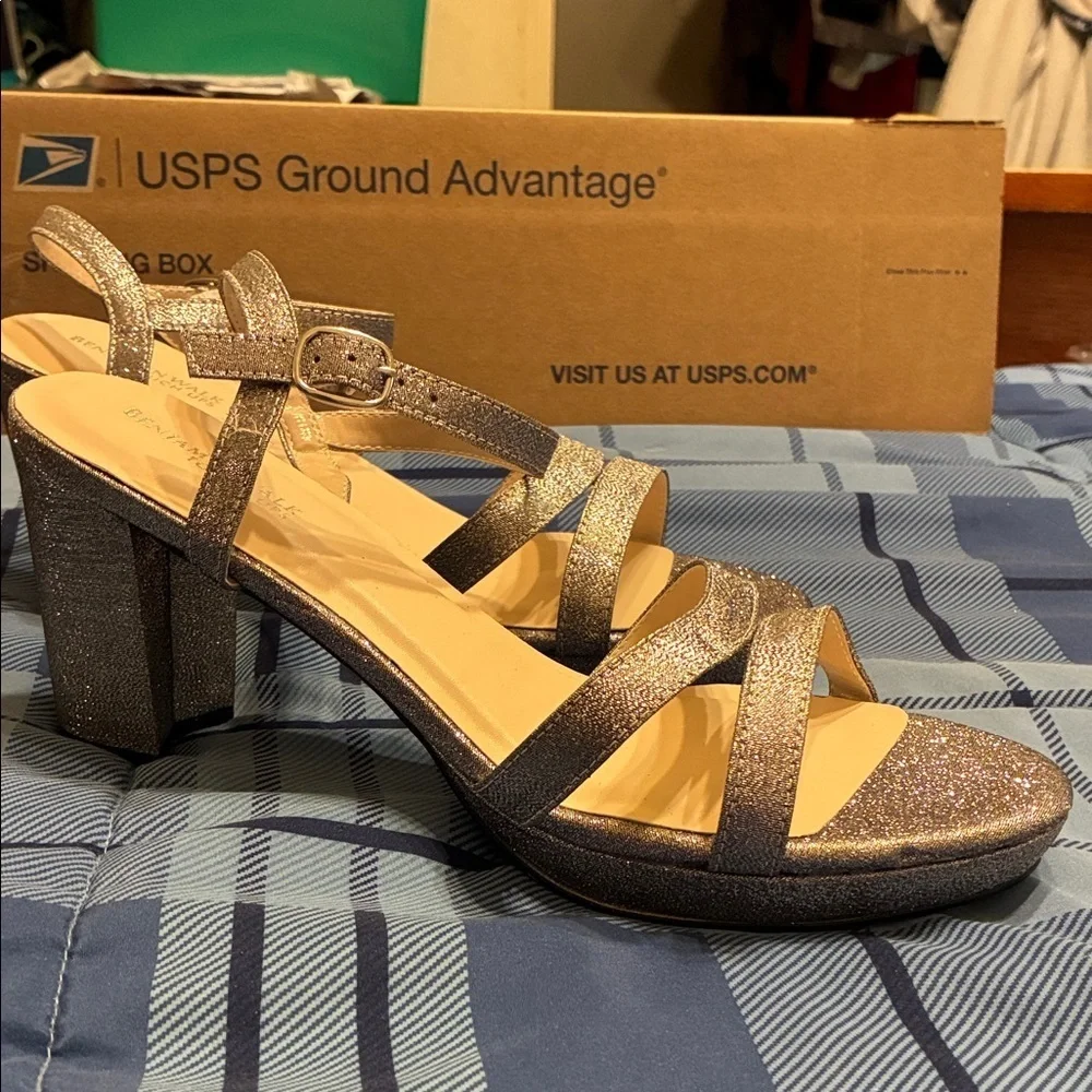 New Benjamin Walk Touch Ups Glittering Gold Strappy Heels size 11